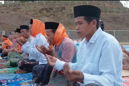 Warga Desa Kebutuhjurang melakukan do bersama usai melaksanakan salat istisqa