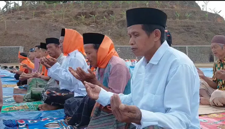 Warga Desa Kebutuhjurang melakukan do bersama usai melaksanakan salat istisqa