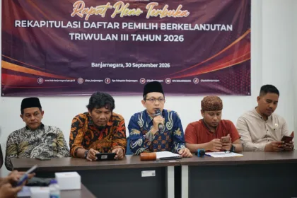 KPU Banjarnegara saat menggelar rapat pleno terkait penetapan jumlah pemilih berkelanjutan