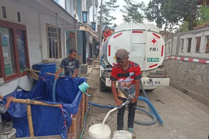 Distribusi air bersih terus dilakukan pada musim kemarau ini