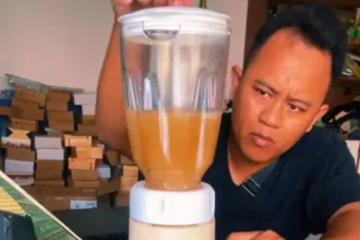 Mustafid, lulusan S2 asal Karangbawang, Kawunganten, Cilacap yang menjadi sosok di balik kesuksesan Mustav & Co memasarkan produk pelepah pisang hingga pasar internasional. (Foto: TikTok @mustav.co)