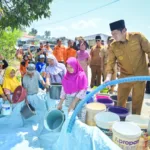Wakil Bupati Banjarnegara Wakhid Jumali saat menyalurkan bantuan air bersih di Kecamatan Pagedongan