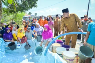 Wakil Bupati Banjarnegara Wakhid Jumali saat menyalurkan bantuan air bersih di Kecamatan Pagedongan