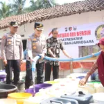 Krisis air bersih masih melanda Kebutuhduwur, Banjarnegara. Polres Banjarnegara menyalurkan 25 ribu liter air dan menyiapkan salat Istisqa bersama warga.