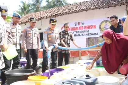 Krisis air bersih masih melanda Kebutuhduwur, Banjarnegara. Polres Banjarnegara menyalurkan 25 ribu liter air dan menyiapkan salat Istisqa bersama warga.