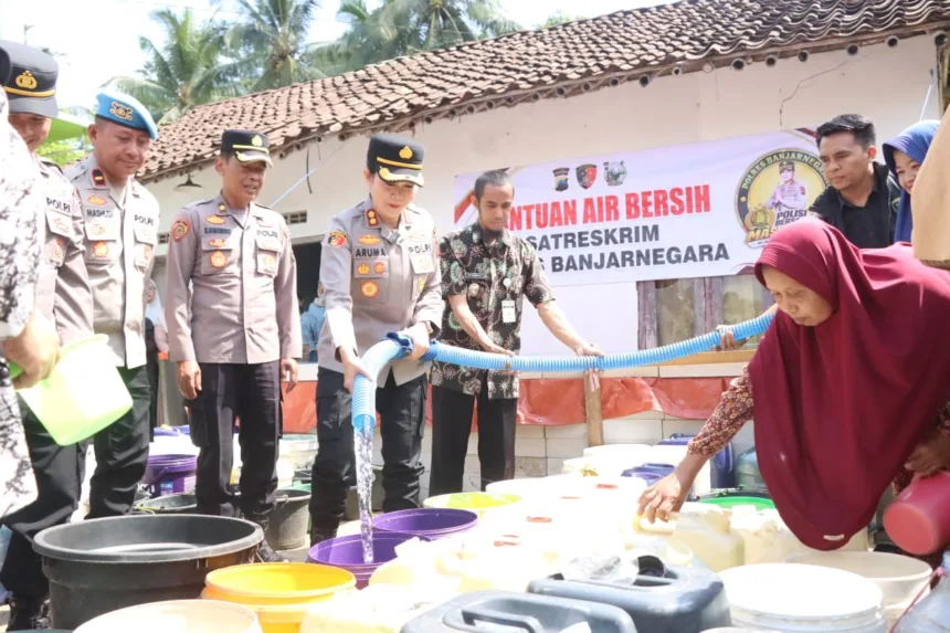 Krisis air bersih masih melanda Kebutuhduwur, Banjarnegara. Polres Banjarnegara menyalurkan 25 ribu liter air dan menyiapkan salat Istisqa bersama warga.