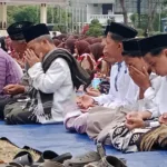 Masyarakat dengan khusyu membaca doa usai melaksanakan salat istisqa bersama Polres Banjarnegara di Alun-alun