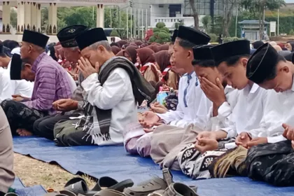 Masyarakat dengan khusyu membaca doa usai melaksanakan salat istisqa bersama Polres Banjarnegara di Alun-alun