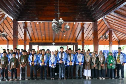 Sebanyak 32 santri Banjarnegara mengikuti Porsadin VIII Jawa Tengah 2026 di Tegal. Bupati Amalia melepas kontingen dengan dukungan dua bus dan pengawalan.