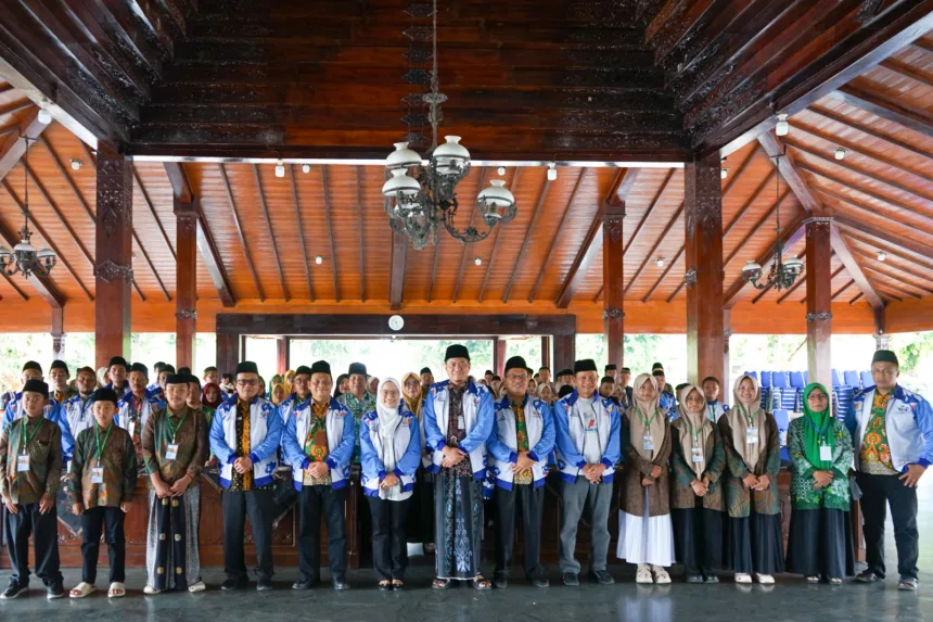 Sebanyak 32 santri Banjarnegara mengikuti Porsadin VIII Jawa Tengah 2026 di Tegal. Bupati Amalia melepas kontingen dengan dukungan dua bus dan pengawalan.