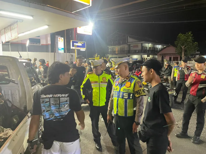 Polisi saat menggelar razia untuk menjawab keresahan warga terkait maraknya balap liar di Banjarnegara