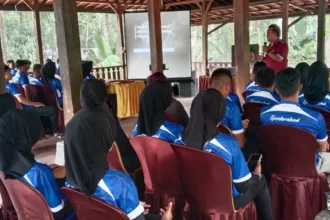 Letua KONI Banjarnegara saat memberikan pengarahan bagi atlet Porprov 2026