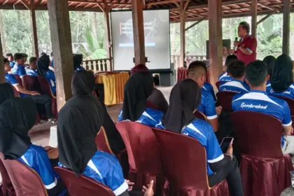 Letua KONI Banjarnegara saat memberikan pengarahan bagi atlet Porprov 2026