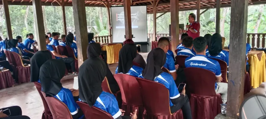 Letua KONI Banjarnegara saat memberikan pengarahan bagi atlet Porprov 2026