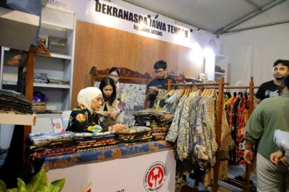 Jumlah perajin batik Jawa Tengah turun sekitar 40 persen. Nawal Yasin mendorong enam strategi untuk memperkuat regenerasi, inovasi, dan pasar batik Pekalongan.