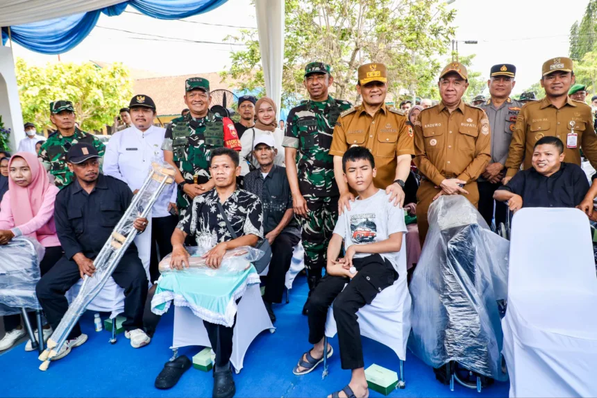 Selain bangun rumah dan sumur, bakti TNI juga menggelar kegiatan sosial