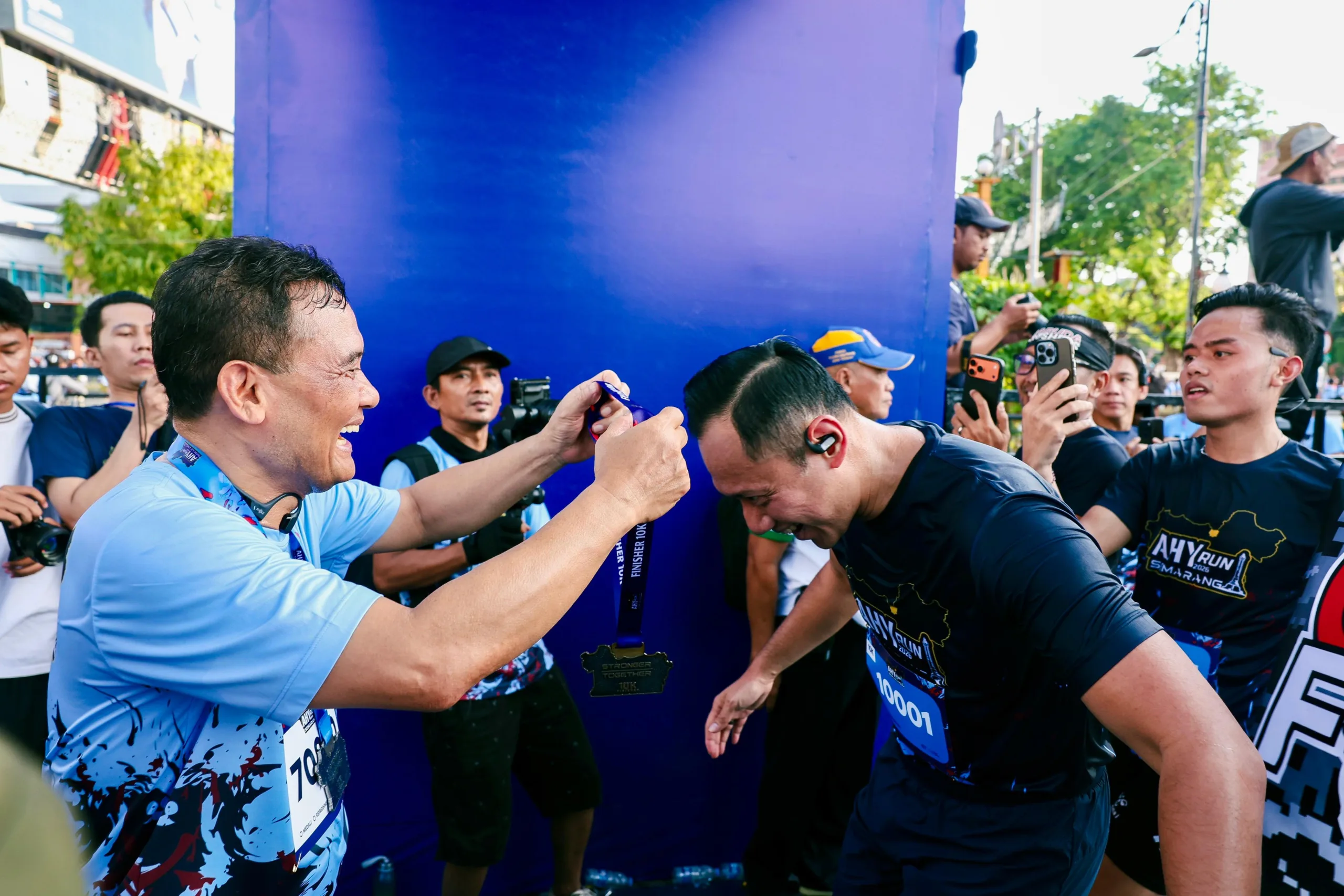 GUbernur Jateng kalungkan medali finisher pada AHY dalam AHY Run Semarang 2026