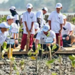 Banjir Rob dan abrasi mengancam warga Timbulsloko, Demak. Penanaman mangrove dan rencana Giant Sea Wall menjadi bagian dari upaya perlindungan Pantura Jawa.