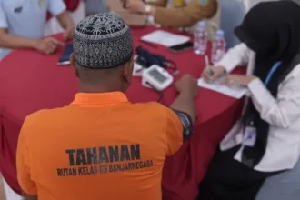 Warga binaan Rutan Banjarnegara saat mengikuti kegiatan cek kesehatan gratis