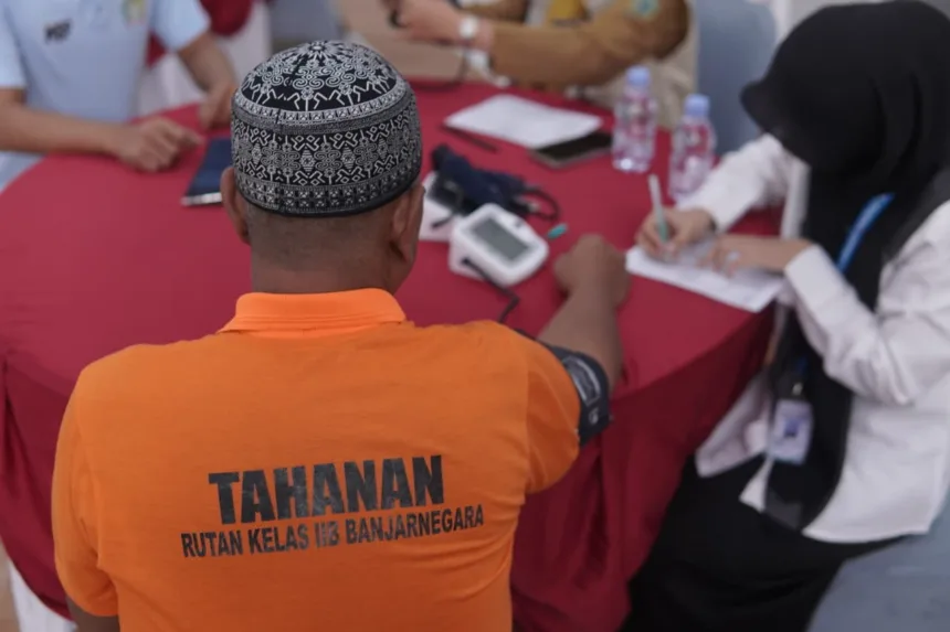 Warga binaan Rutan Banjarnegara saat mengikuti kegiatan cek kesehatan gratis