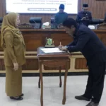 APBD Banjarnegara 2026 turun menjadi sekitar Rp2,15 triliun. Bupati Amalia Desiana mendorong optimalisasi PAD, efisiensi anggaran, dan percepatan pembangunan.