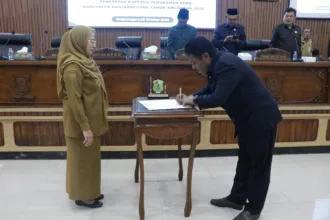 APBD Banjarnegara 2026 turun menjadi sekitar Rp2,15 triliun. Bupati Amalia Desiana mendorong optimalisasi PAD, efisiensi anggaran, dan percepatan pembangunan.