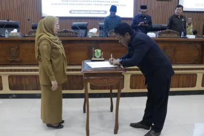 APBD Banjarnegara 2026 turun menjadi sekitar Rp2,15 triliun. Bupati Amalia Desiana mendorong optimalisasi PAD, efisiensi anggaran, dan percepatan pembangunan.