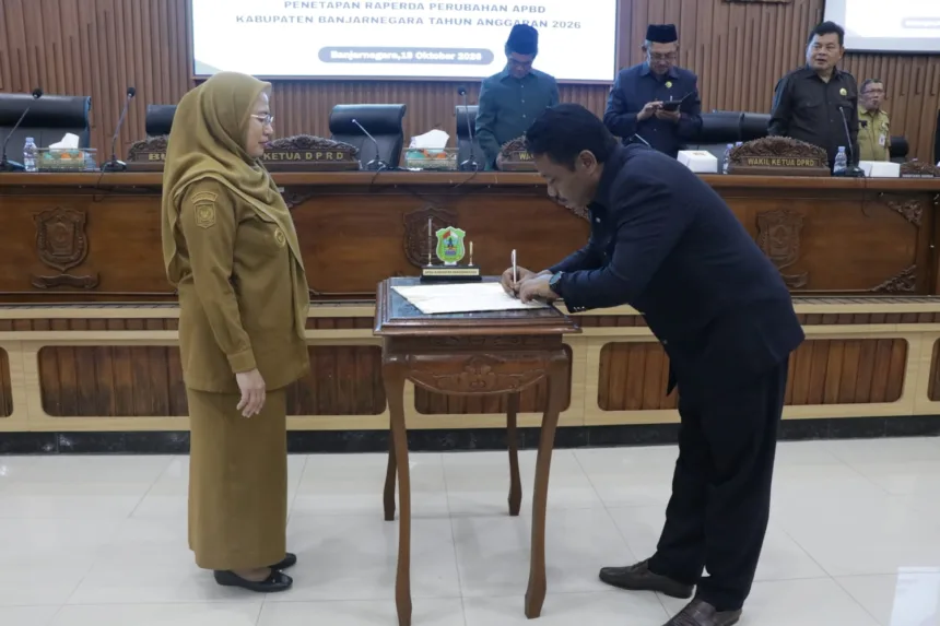 APBD Banjarnegara 2026 turun menjadi sekitar Rp2,15 triliun. Bupati Amalia Desiana mendorong optimalisasi PAD, efisiensi anggaran, dan percepatan pembangunan.