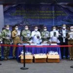 Pemusnahan barang bukti ilegal dengan estimasi nilai pasar mencapai Rp34,912 miliar ini dipimpin langsung oleh Wakil Menteri Koordinator Bidang Politik dan Keamanan (Wamenko Polkam) RI, Letjen TNI (Purn.) Lodewijk F. Paulus.(Foto: bnn.go.id)