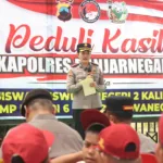 Program Peduli Kasih, Polres Banjarnegara memberikan bantuan seragam, topi, dan sepatu kepada siswa di Purwanegara sekaligus mendorong pendidikan dan perlindungan anak.