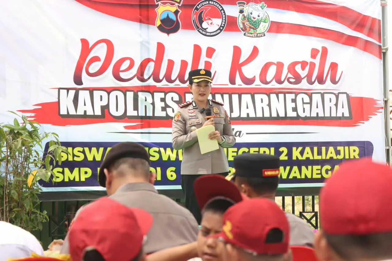 Program Peduli Kasih, Polres Banjarnegara memberikan bantuan seragam, topi, dan sepatu kepada siswa di Purwanegara sekaligus mendorong pendidikan dan perlindungan anak.