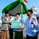 Peringatan Hari Santri Nasional di Kota Tegal turut diisi dengan penyerahan bantuan renovasi kepada empat pondok pesantren.