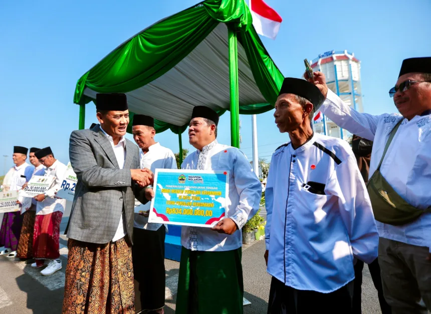 Peringatan Hari Santri Nasional di Kota Tegal turut diisi dengan penyerahan bantuan renovasi kepada empat pondok pesantren.