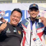 Nanda Wahyu bersama Ketua KONI Banjarnegara sukses raih emas pertama untuk Banjarnegara dari cabang selam