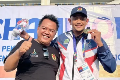 Nanda Wahyu bersama Ketua KONI Banjarnegara sukses raih emas pertama untuk Banjarnegara dari cabang selam
