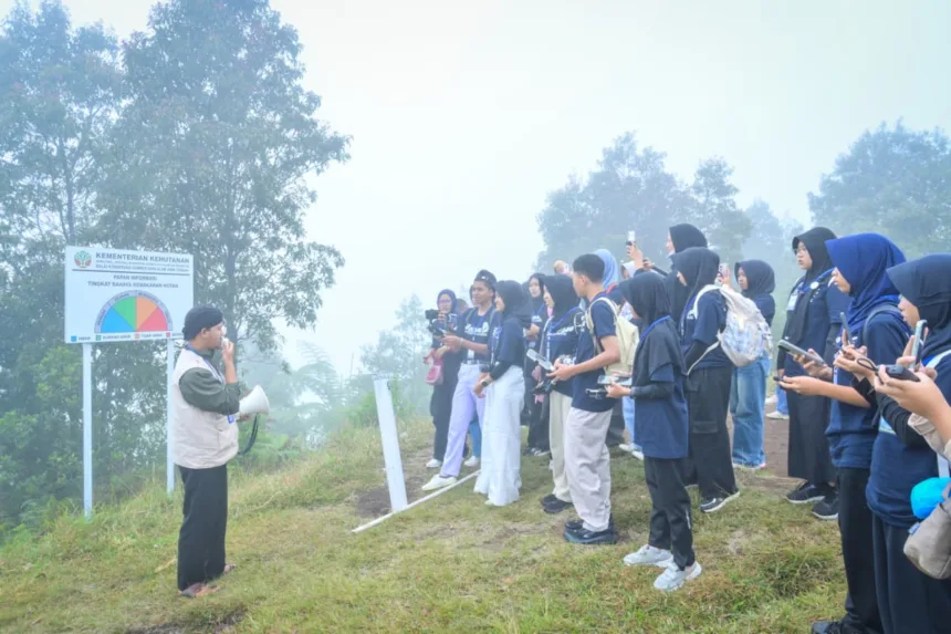 30 pelajar SMP Banjarnegara menjelajahi Geopark Nasional Dieng untuk mengenal kawah, keanekaragaman hayati, warisan budaya, dan pentingnya konservasi.